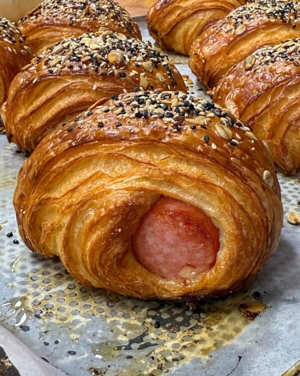 Sajttal töltött kolbászos, mustáros párna (150 g)